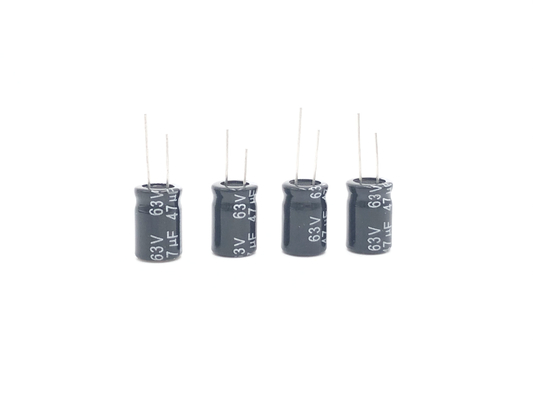 47UF63V ক্ষুদ্রাকৃতির অ্যালুমিনিয়াম ইলেক্ট্রোলাইটিক ক্যাপাসিটর 8x12 মিমি বড় ক্যাপাসিট্যান্স
