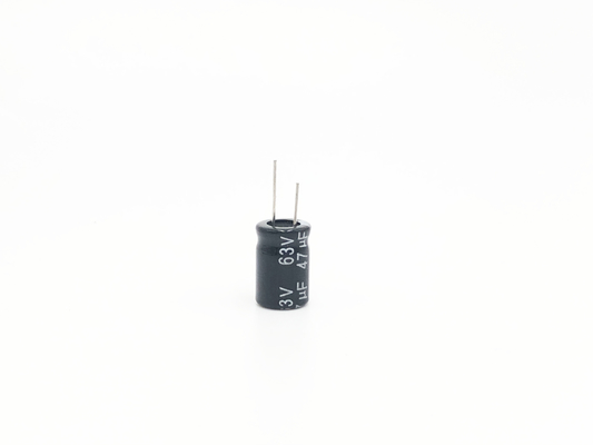 47UF63V ক্ষুদ্রাকৃতির অ্যালুমিনিয়াম ইলেক্ট্রোলাইটিক ক্যাপাসিটর 8x12 মিমি বড় ক্যাপাসিট্যান্স