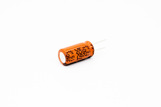 15uF 250V অ্যালুমিনিয়াম ইলেক্ট্রোলাইটিক ক্যাপাসিটর 10000 ঘন্টা দীর্ঘ জীবন